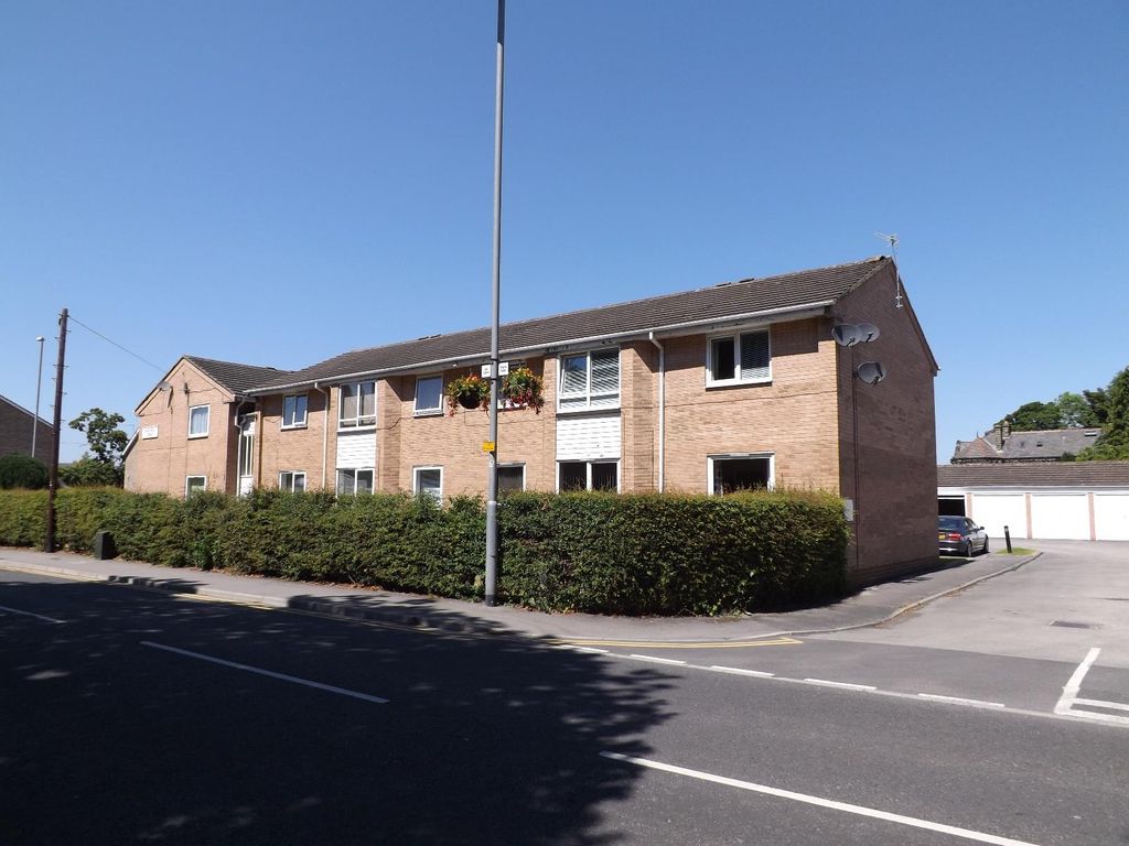 2 bed flat to rent in Shadwell Lane, Leeds, West Yorkshire, UK LS17