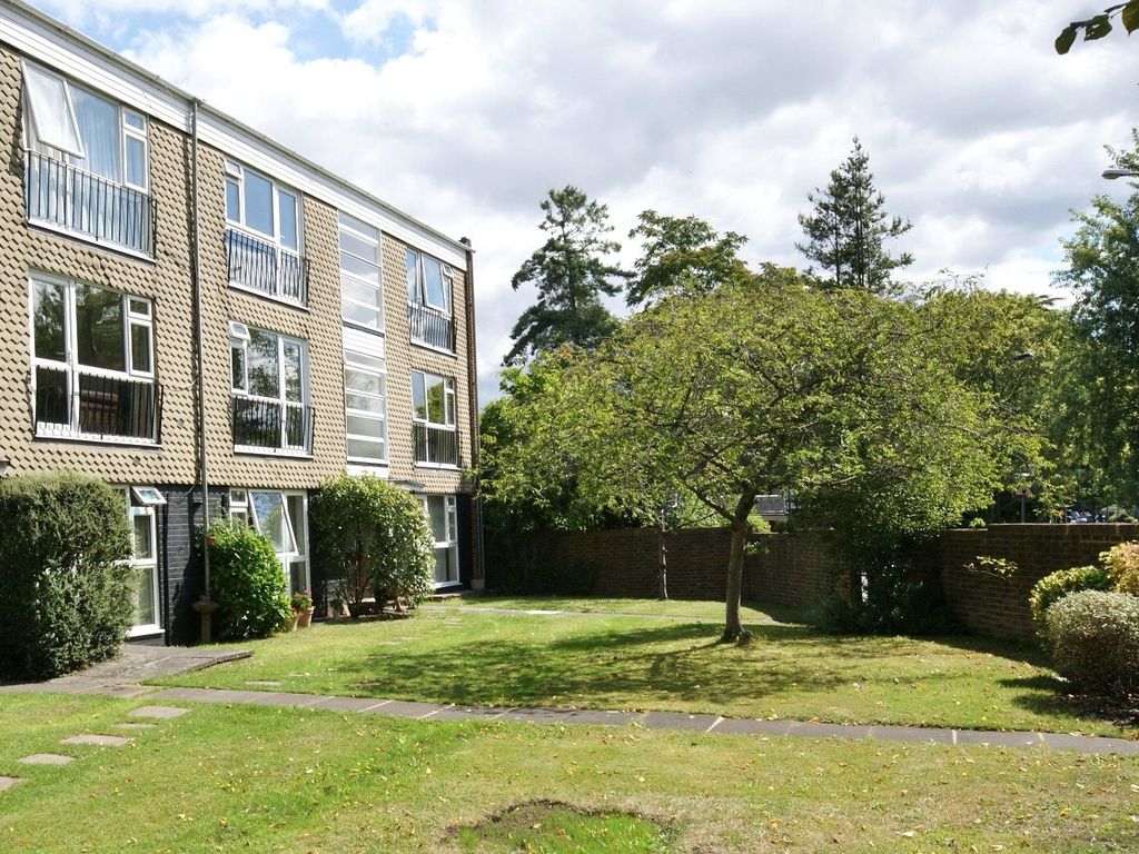 2 bed flat for sale in Crossways Court, Osborne Road, Windsor