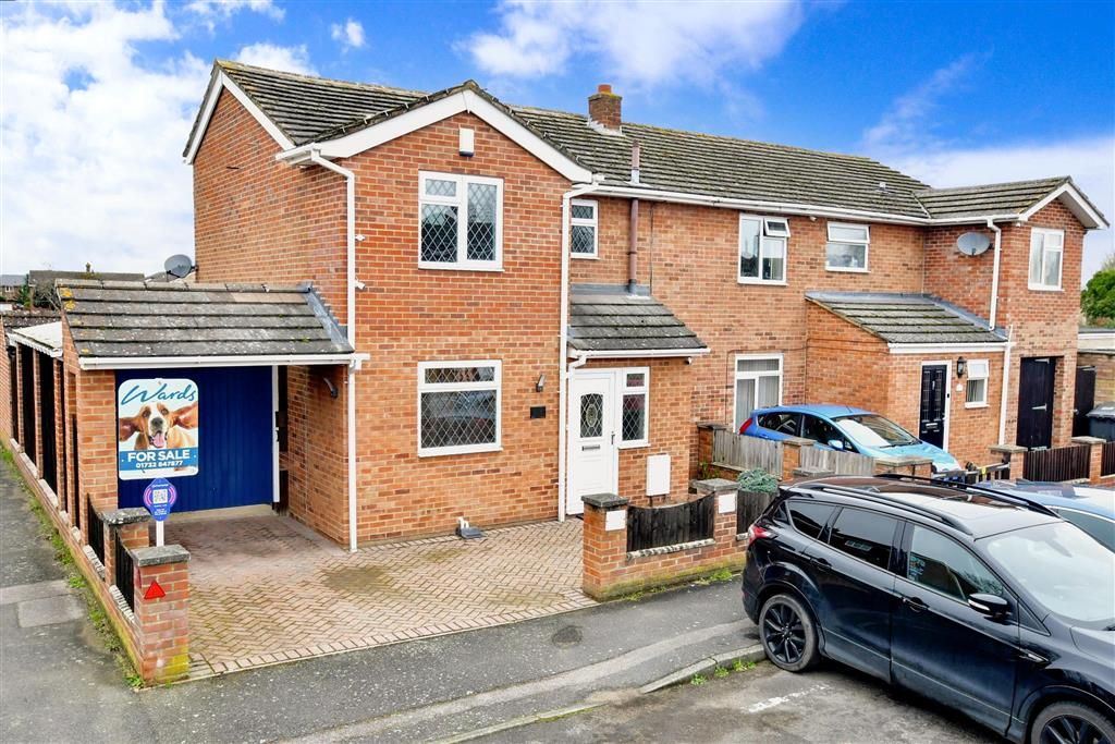 3 bed semidetached house for sale in Goldfinch Close, Larkfield