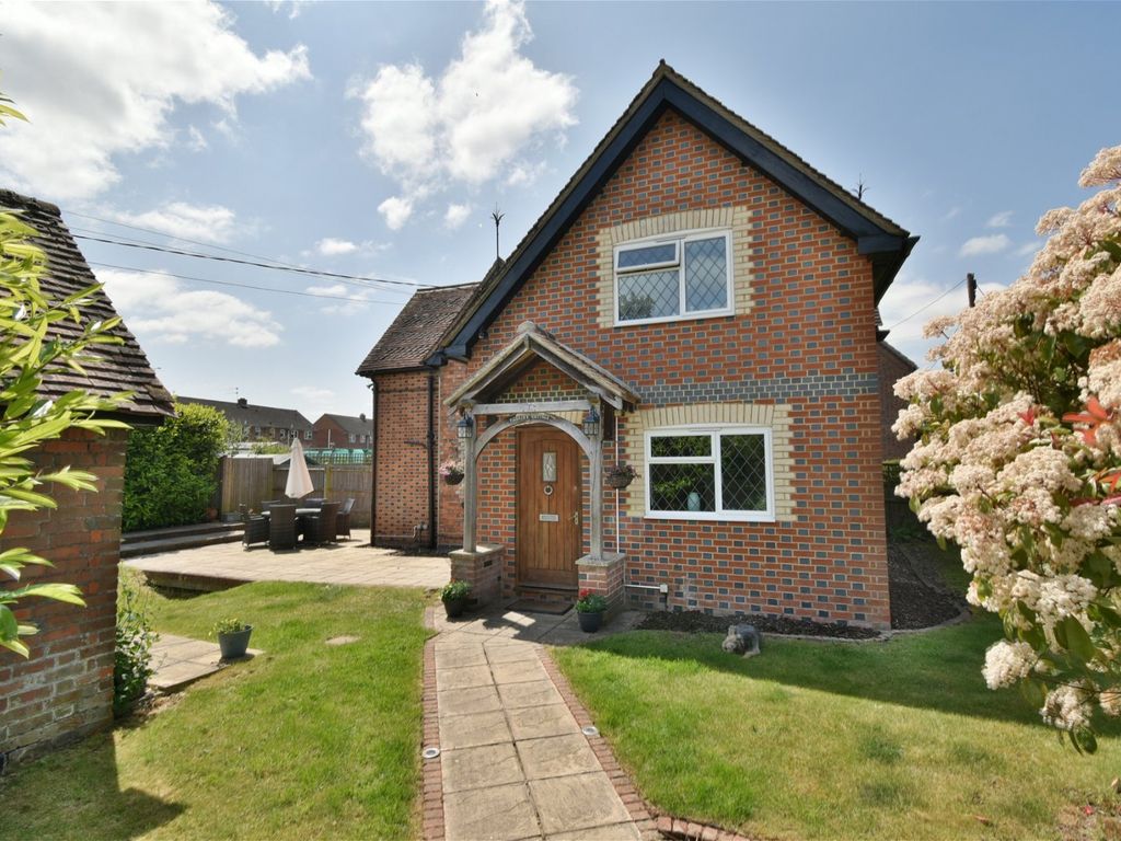 3 bed semidetached house for sale in Ilsley Road, Compton, Newbury