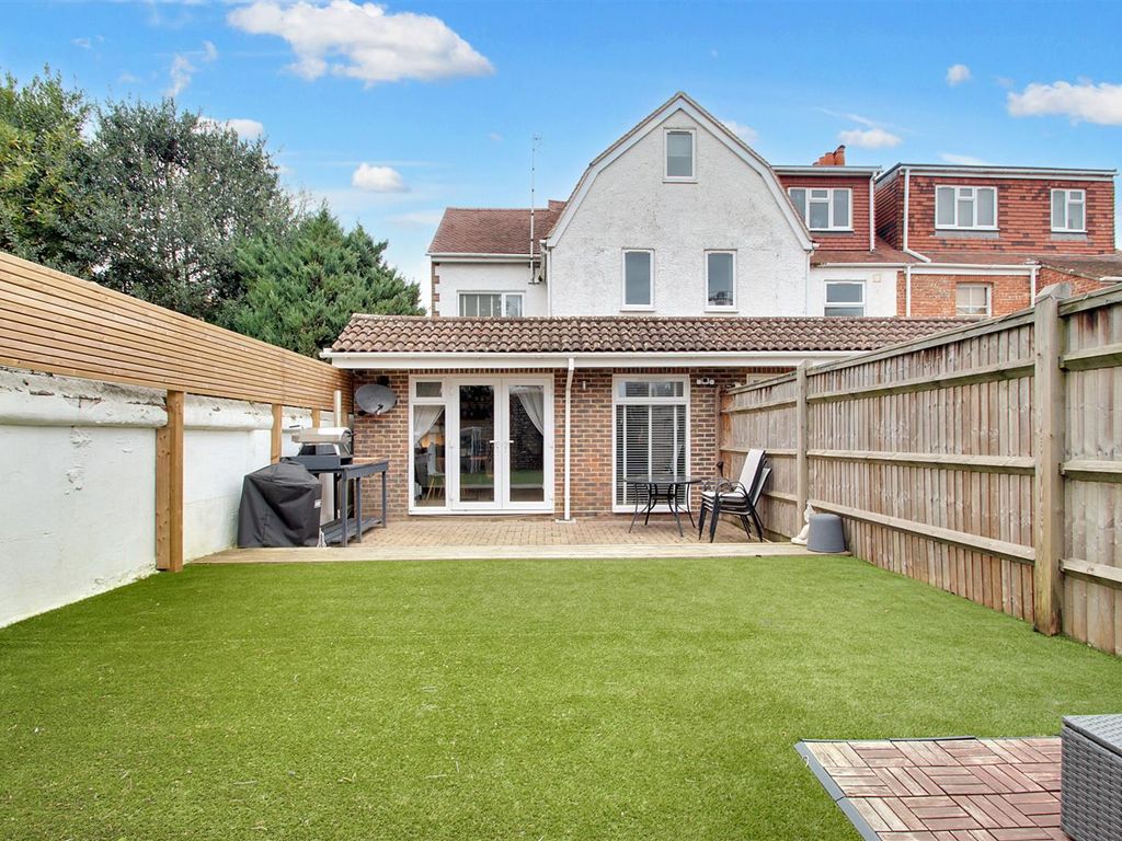 2 bed flat for sale in King Edward Avenue, Broadwater, Worthing BN14, £