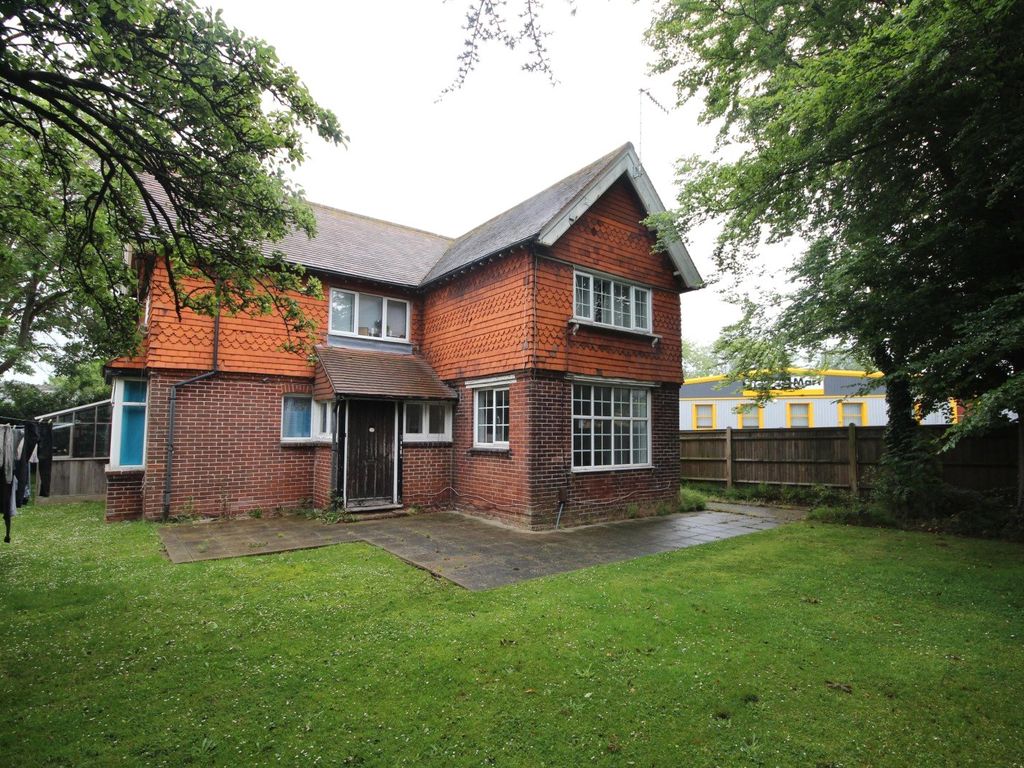 2 bed flat to rent in Dominion Road, Worthing, West Sussex BN14, £1,100