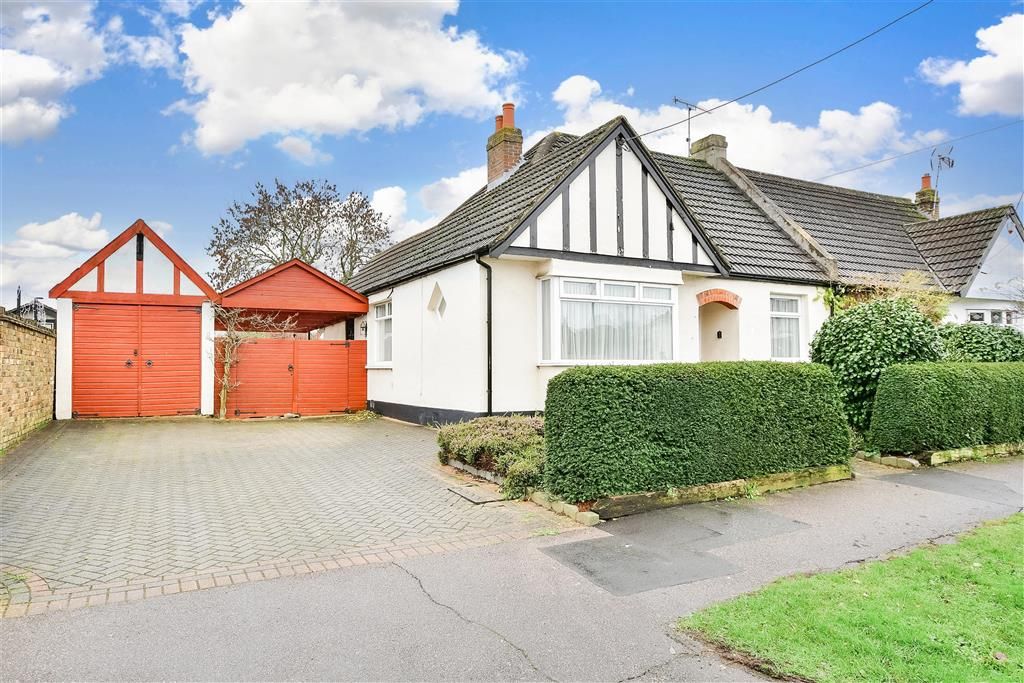 2 bed semidetached bungalow for sale in Bruce Grove, Wickford, Essex