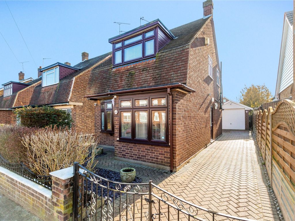 2 bed detached house for sale in Worthing Road, Laindon, Essex SS15