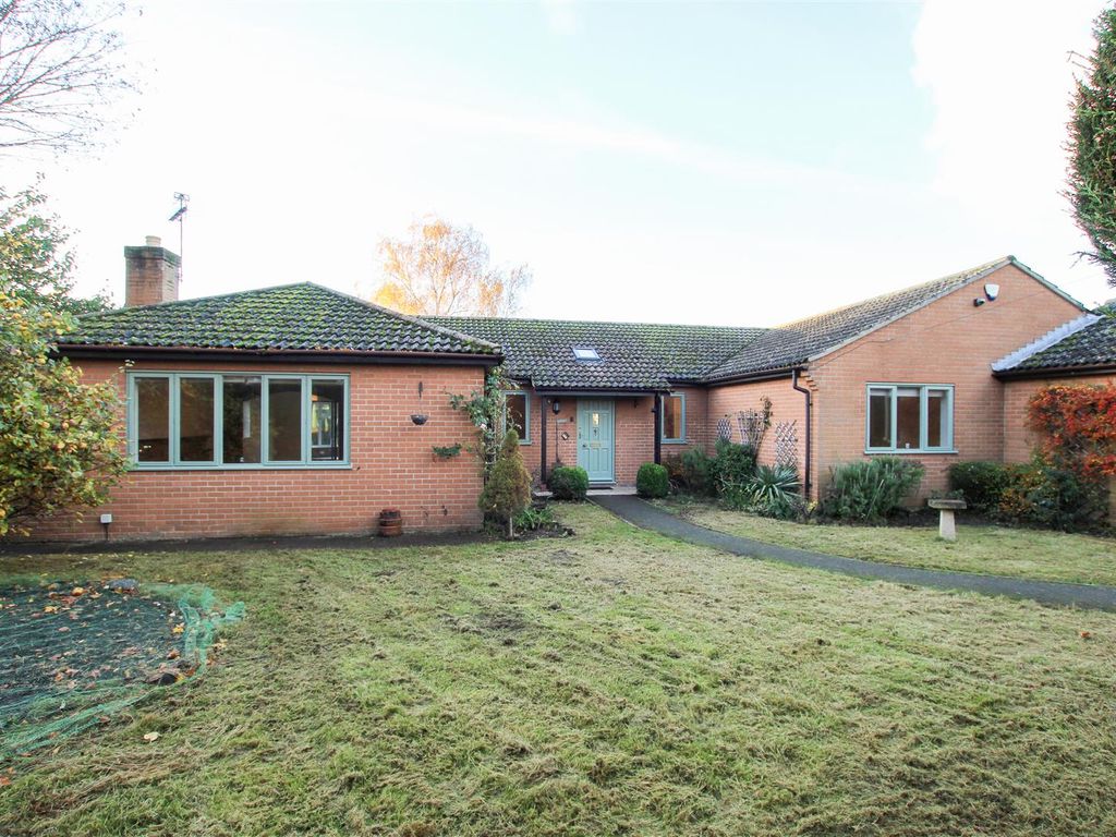 5 bed detached bungalow to rent in Meadow Walk, Great Abington