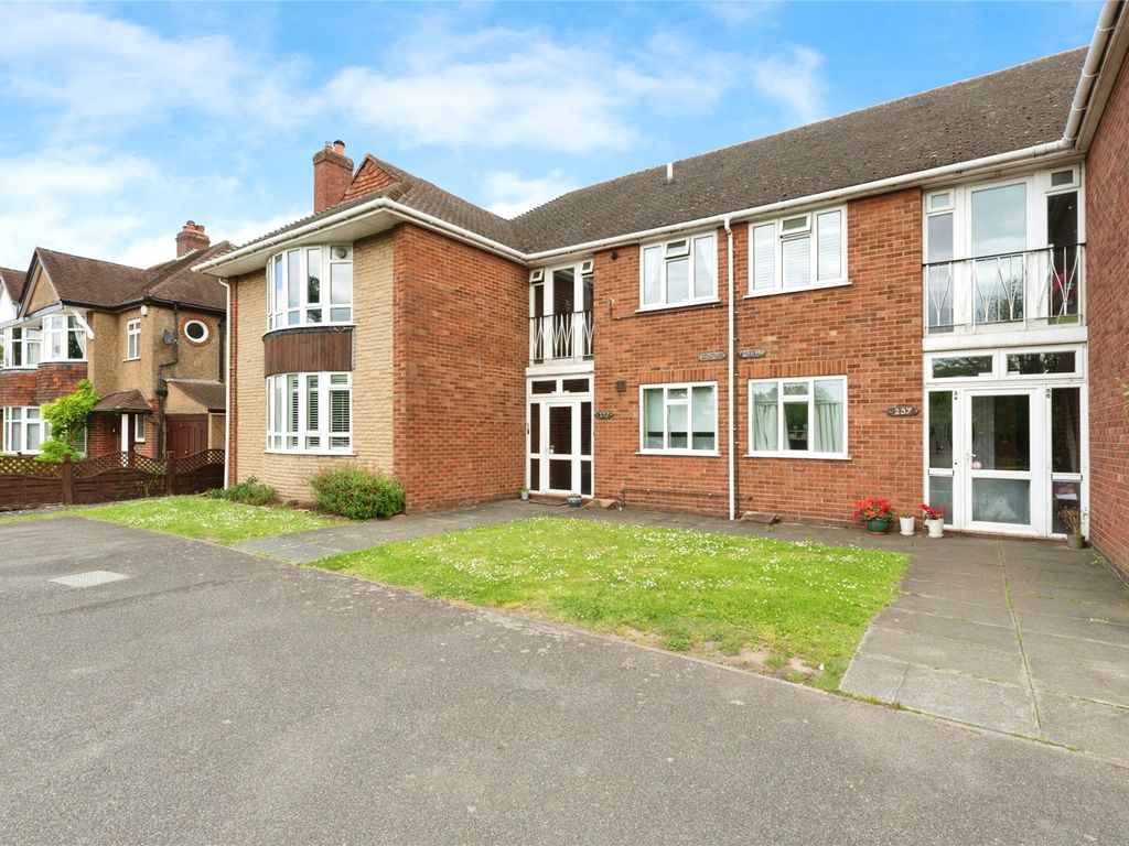 2 bed flat for sale in Hook Road, Chessington KT9, £300,000 Zoopla
