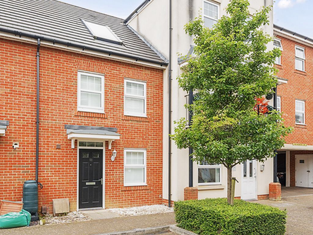 3 bed terraced house to rent in Erickson Gardens, Bromley BR2, £2,000