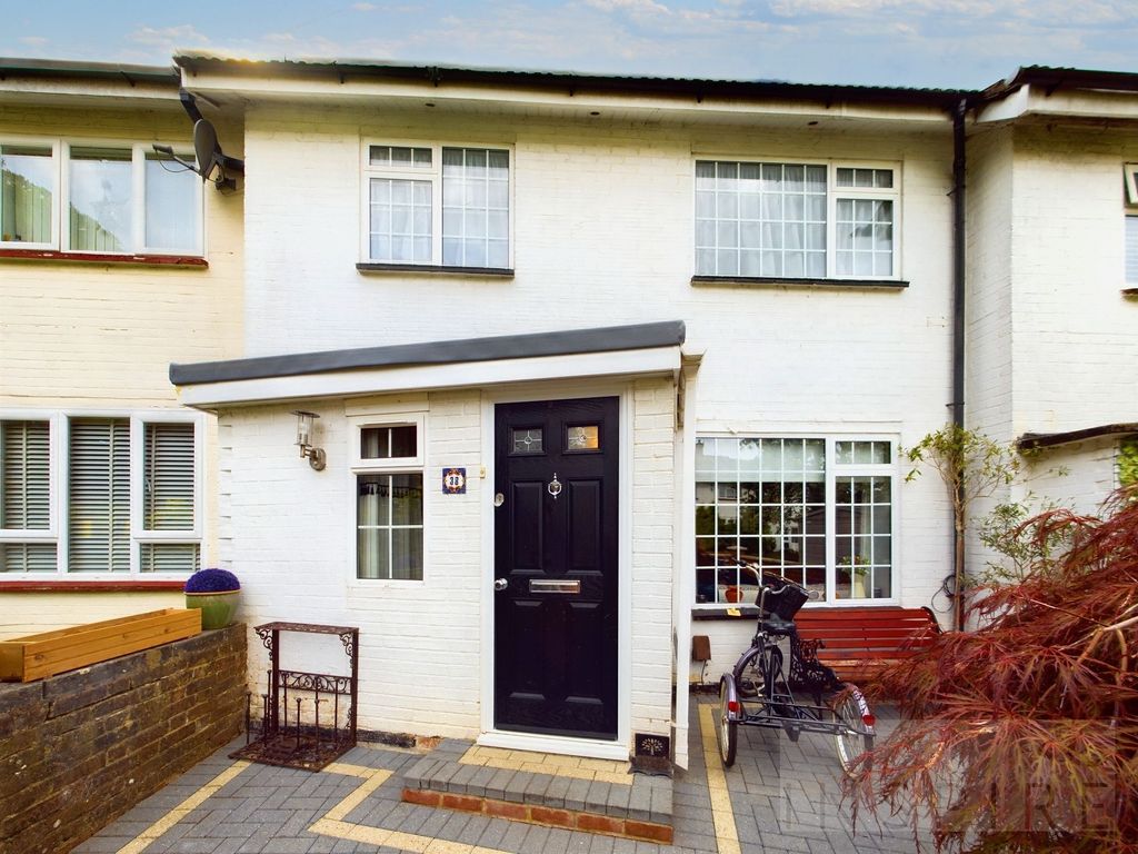 3 bed terraced house for sale in Gloucester Road, Crawley RH10, £