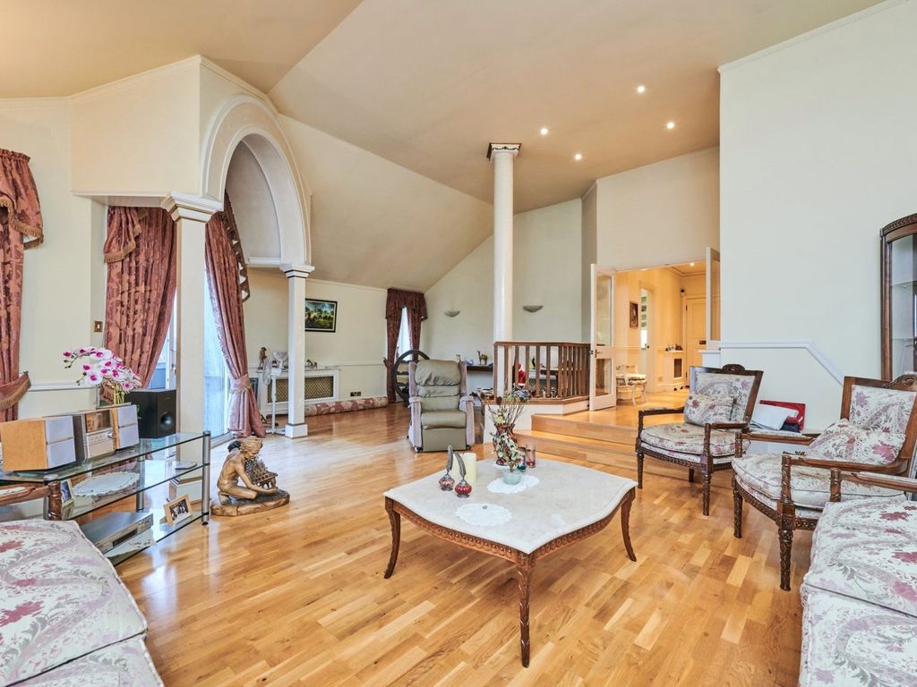 Melbourne Court, Randolph Avenue, Little Venice, London W9  