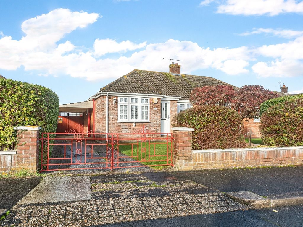 2 bed semidetached bungalow for sale in Widmore Road, Berg Estate, Basingstoke RG22, £375,000