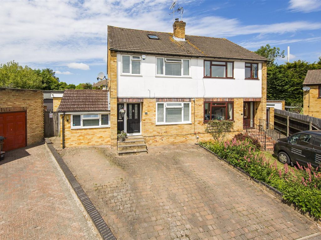 4 bed semidetached house for sale in Ediva Road, Meopham, Gravesend
