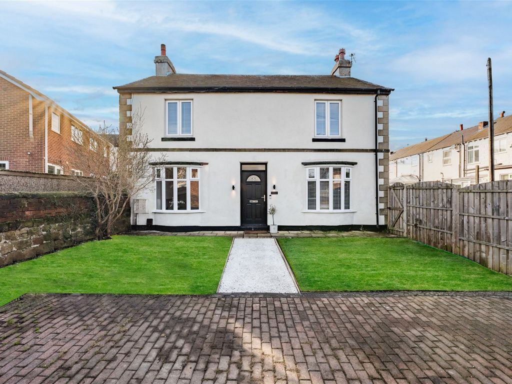 3 bed detached house for sale in Ackworth Road, Featherstone