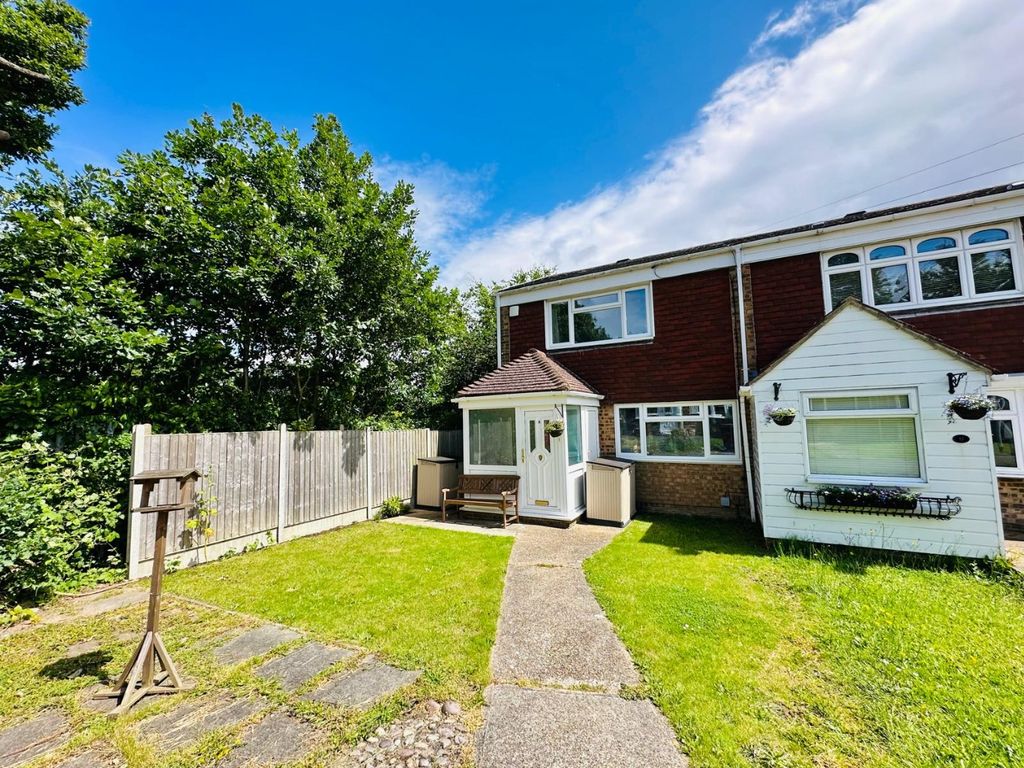 2 bed end terrace house for sale in Rowbrocke Close, Rainham