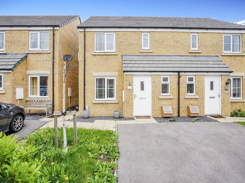 3 bed semidetached house for sale in Messor Gardens, Leighton Buzzard