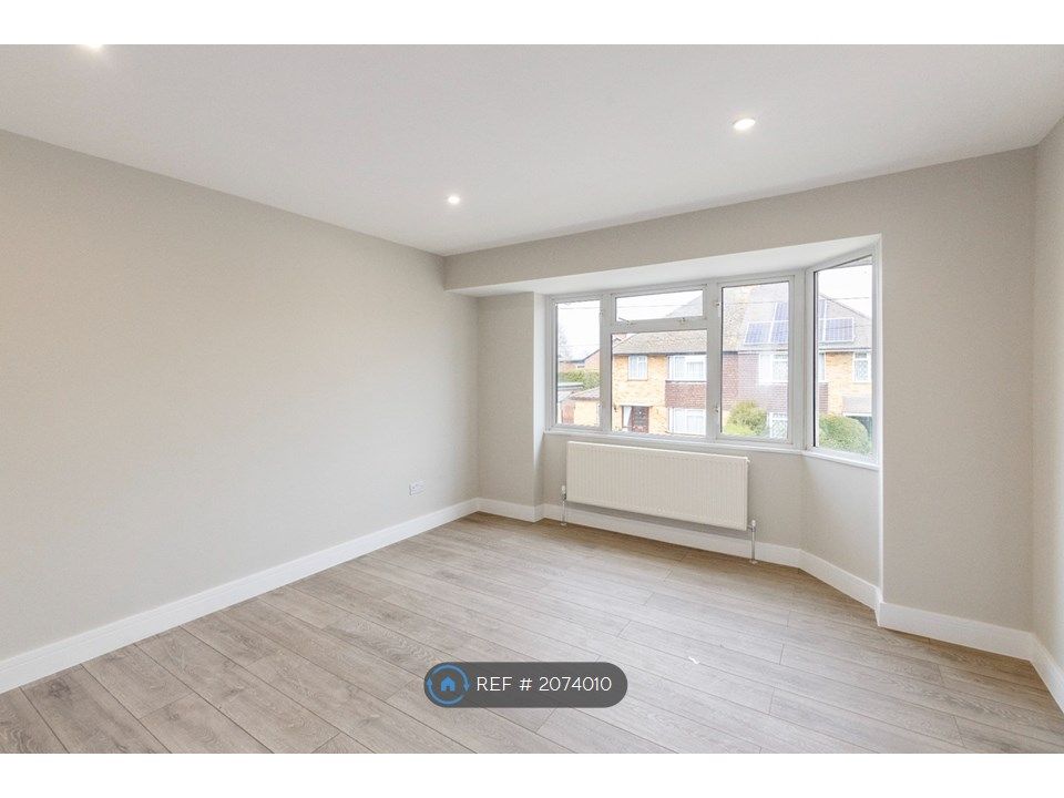 Studio to rent in Meadow Way, Addlestone KT15, £855 pcm Zoopla