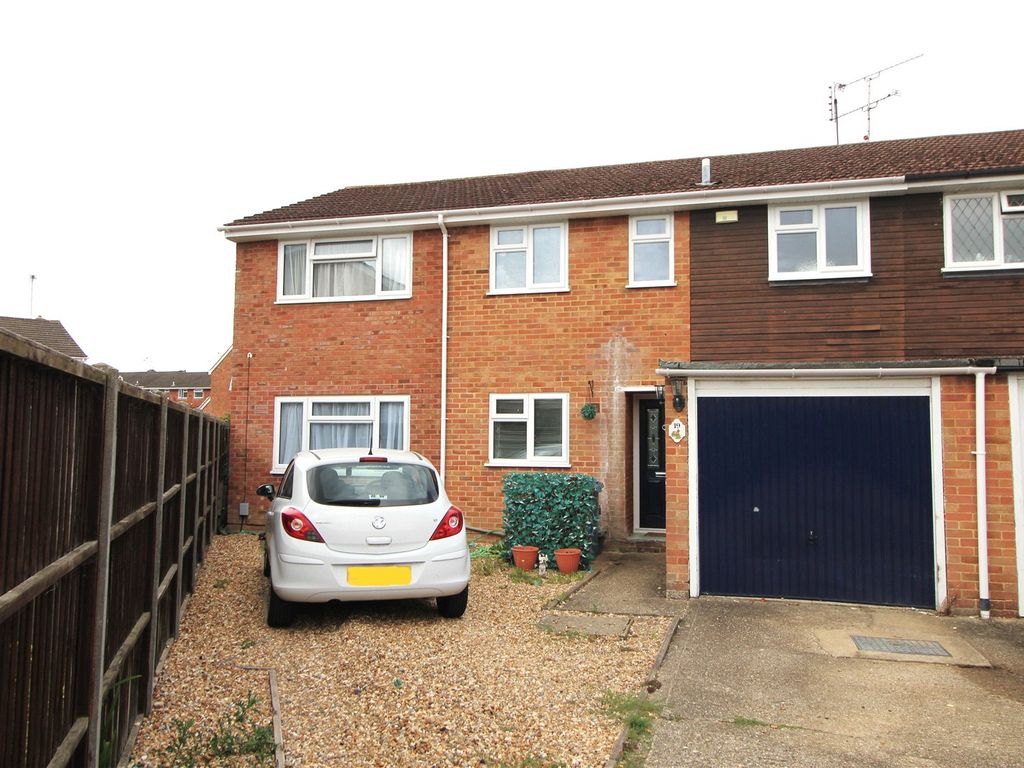 4 bed end terrace house for sale in Binsted Drive, Blackwater