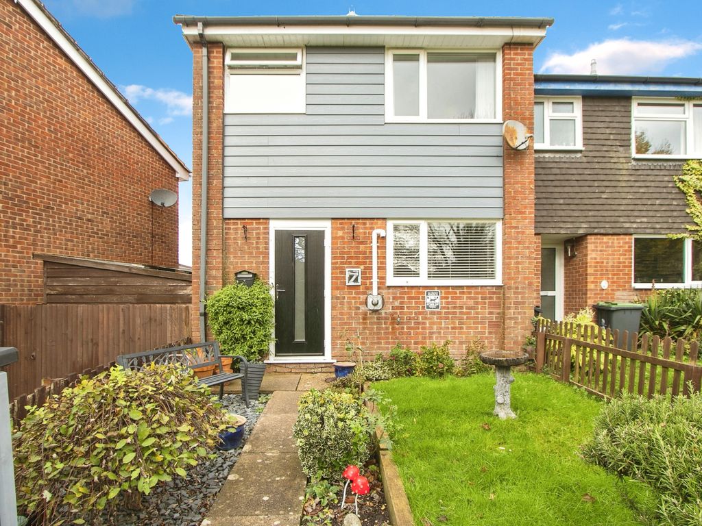 3 bed end terrace house for sale in Brinsons Close, Burton
