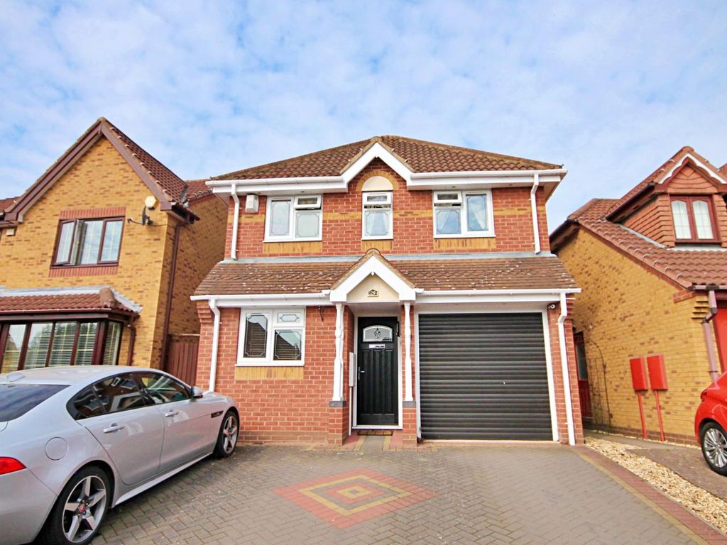 3 bed detached house for sale in Felstead Close, Dosthill, Tamworth B77