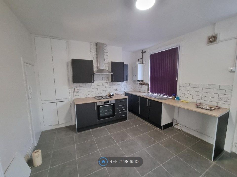 3 bed terraced house to rent in Wickham Street, Leeds LS11, £800 pcm