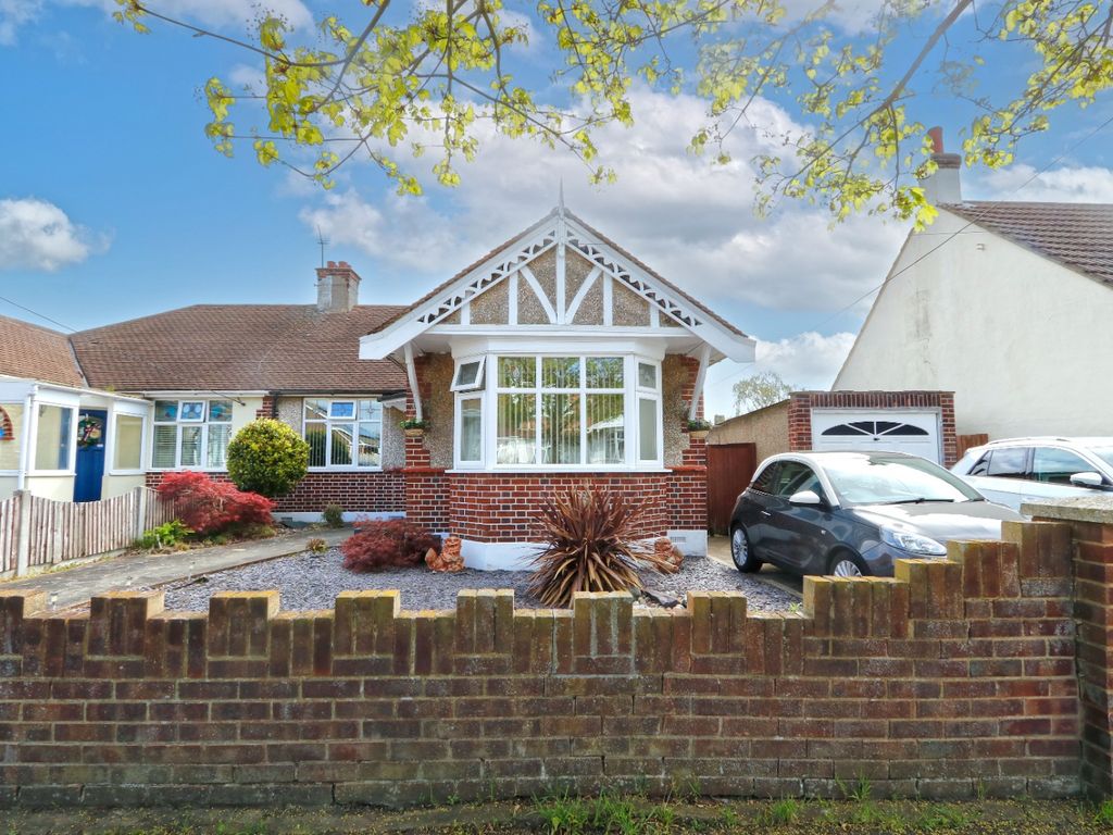 3 bed semidetached bungalow for sale in Bilton Road, Hadleigh, Essex