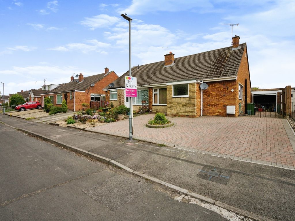 2 bed semidetached bungalow for sale in Weedon Road, Swindon SN3, £