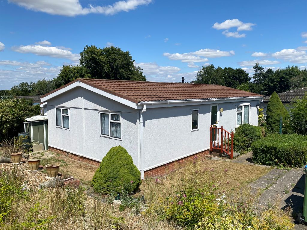 2 bed mobile/park home for sale in Limit Home Park, Northchurch