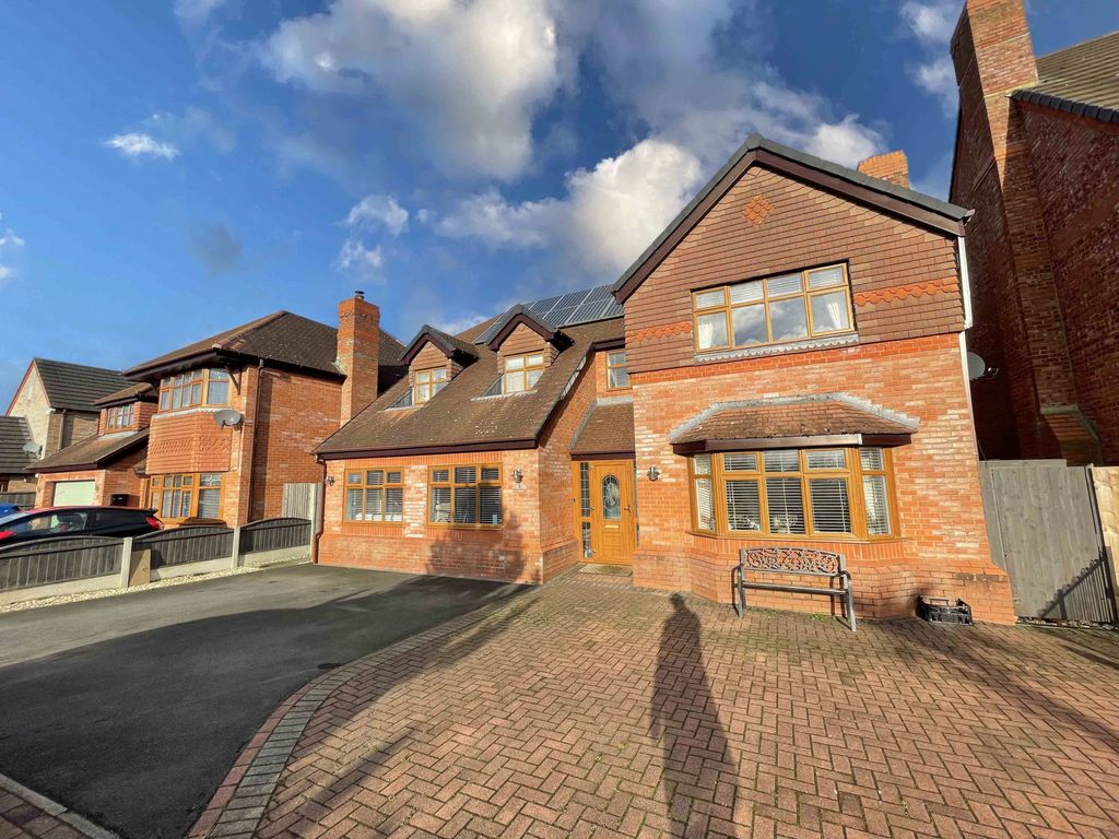 5 bed detached house for sale in Rymer Grove, Longton PR4, £550,000