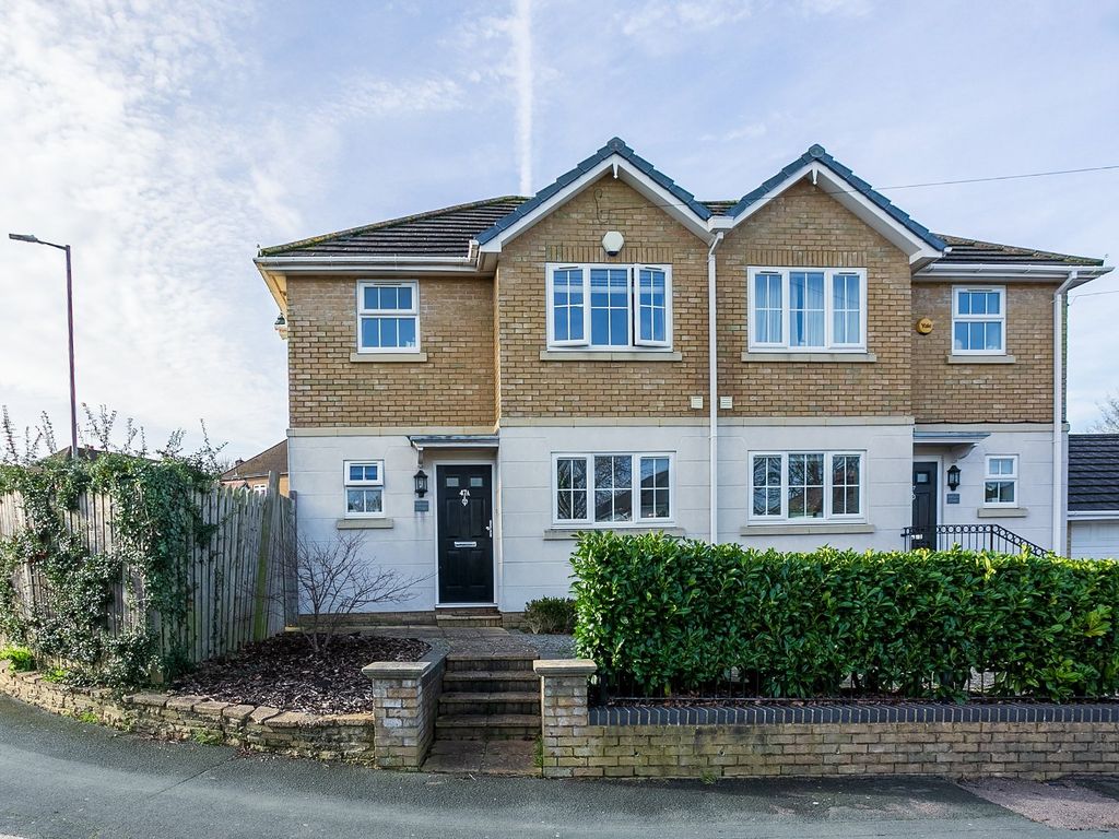 3 bed semidetached house for sale in Melbourne Road, Bushey