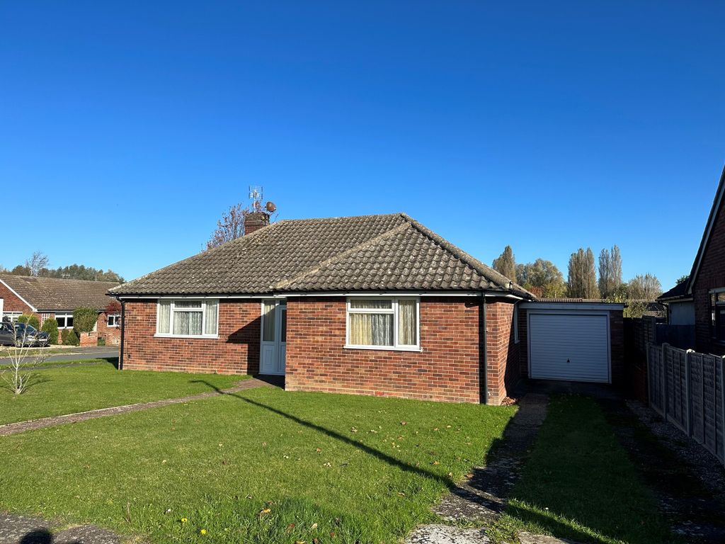3 bed detached bungalow for sale in Baldwin Road, Stowmarket IP14, £