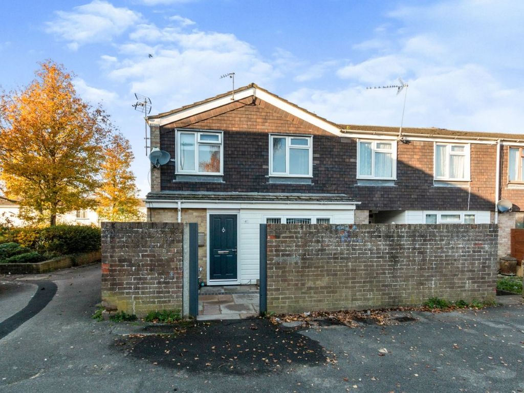 4 bed end terrace house for sale in Mullins Close, Basingstoke RG21