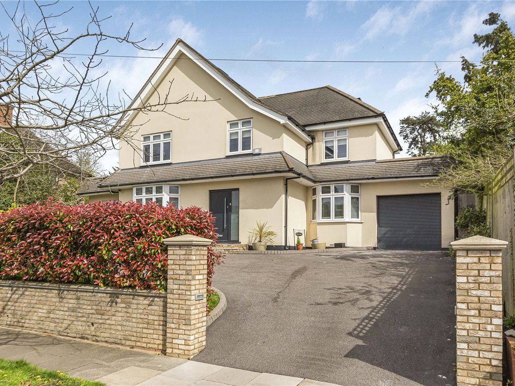 5 bed detached house for sale in Park Road, New EN4, £