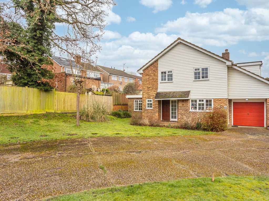 4 bed detached house for sale in Lambourn Close, East Grinstead RH19, £