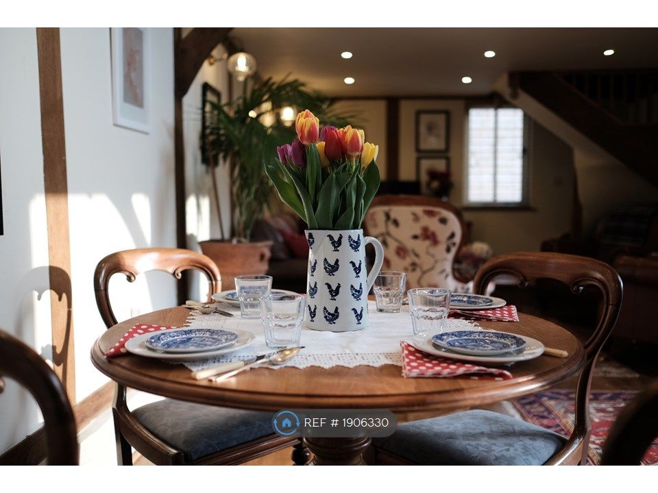 2 bed semidetached house to rent in Logmore Lane, Dorking RH4, £2,000