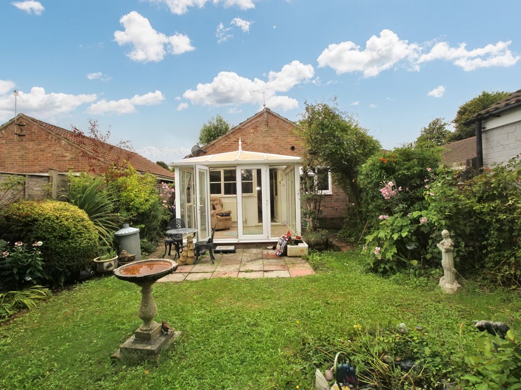 2 bed bungalow for sale in Salisbury Close, Alton, Hampshire GU34 Zoopla