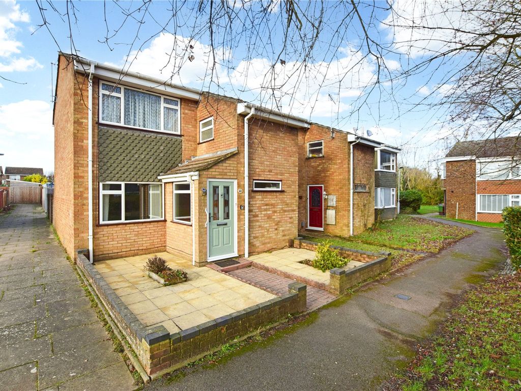 3 bed end terrace house for sale in Greenfield Close, Dunstable