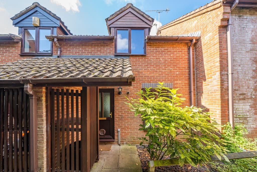 2 bed terraced house for sale in High Buckinghamshire HP13, £