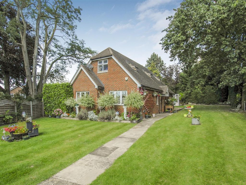 4 bed detached bungalow for sale in Cornwall Road, Uxbridge UB8, £