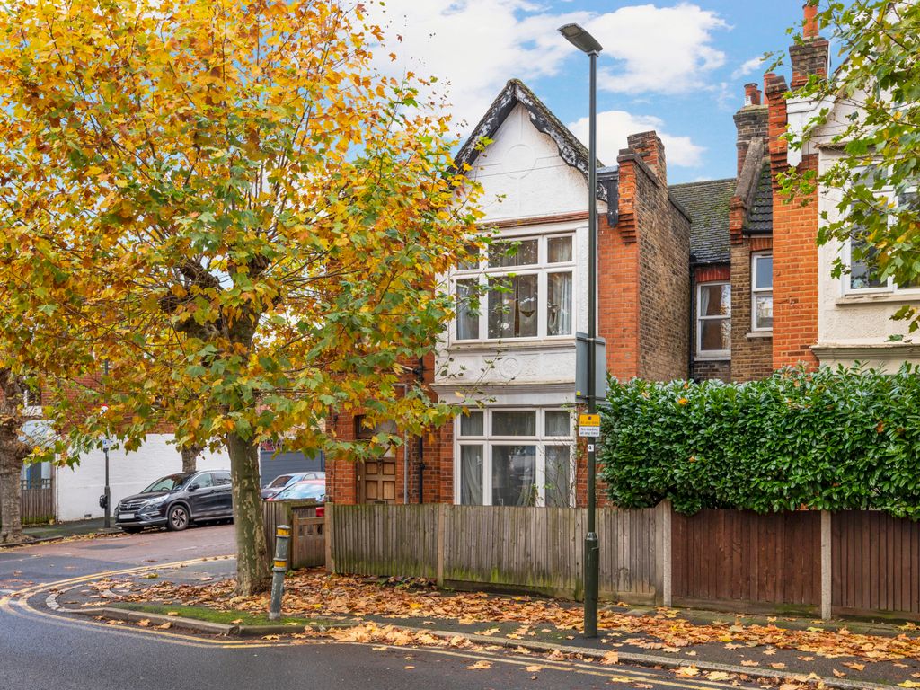 3 bed end terrace house for sale in Lower Downs Road, Raynes Park SW20