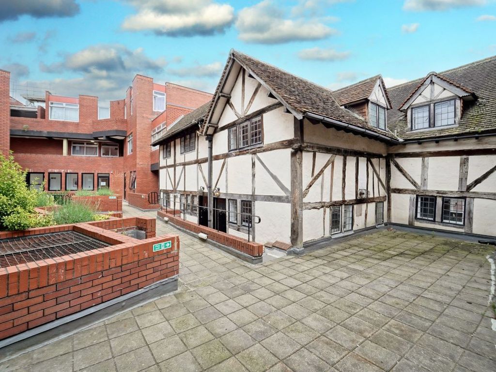 4 bed flat for sale in Flat 7, Queen Anne's Court, Peascod Street