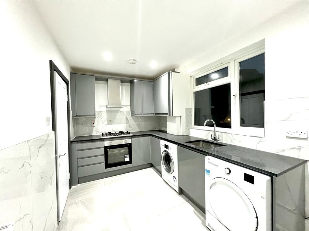 2 bed flat to rent in Westway, Caterham CR3 Zoopla