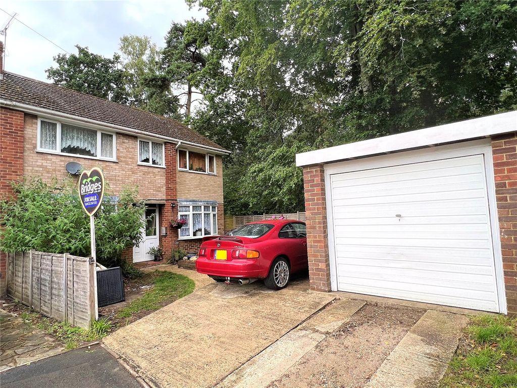 4 bed semidetached house for sale in Spencer Close, Church Crookham