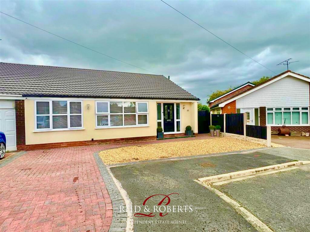 3 bed semidetached bungalow for sale in Elwyn Drive, Marchwiel