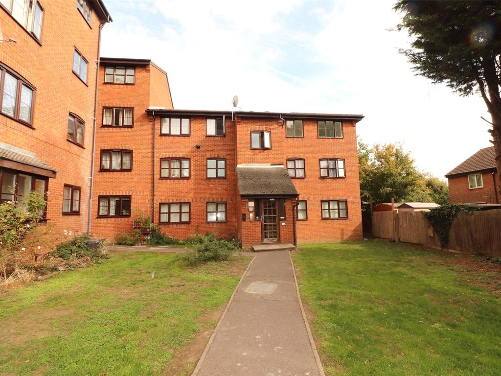 2 Bed Flat For Sale In Bevile House Argent Street Grays Essex Rm17