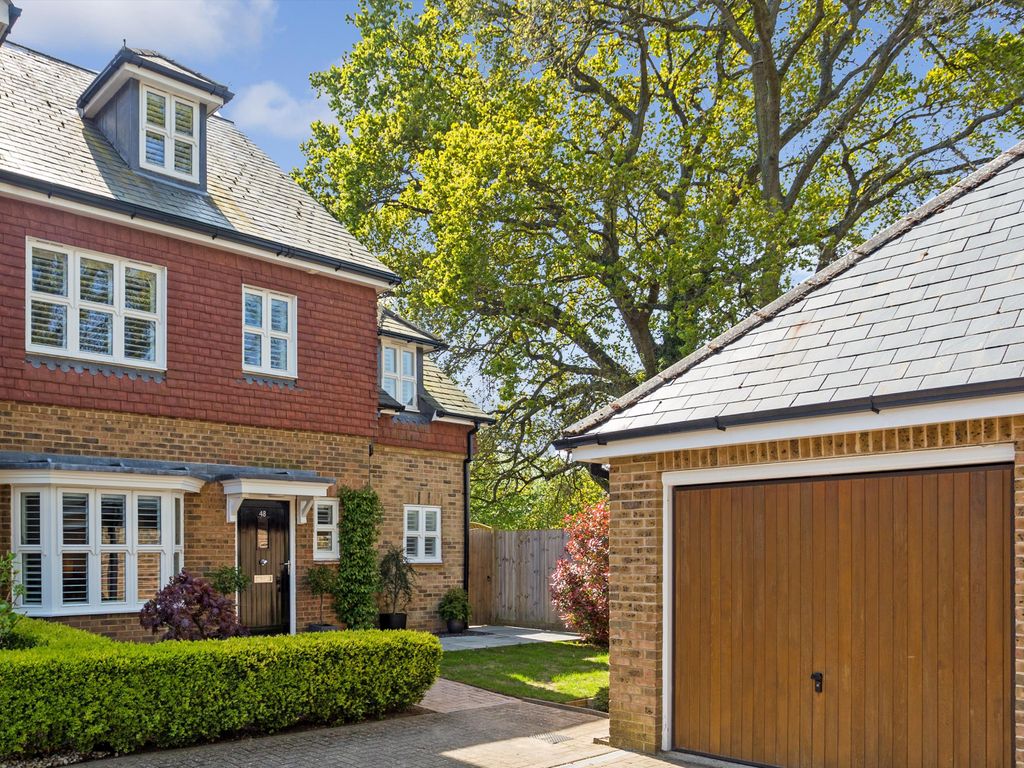 4 bed terraced house for sale in Highgrove Avenue, Ascot, Berkshire SL5 Zoopla