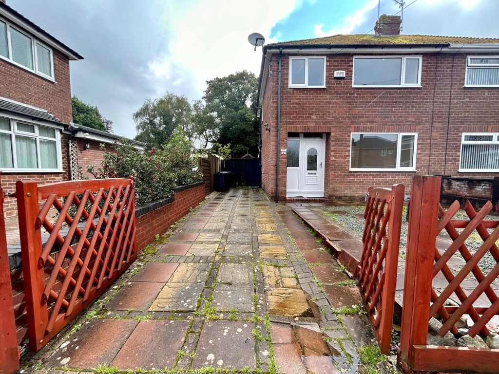 3 bed semidetached house for sale in Chatsworth Close, Great Sutton