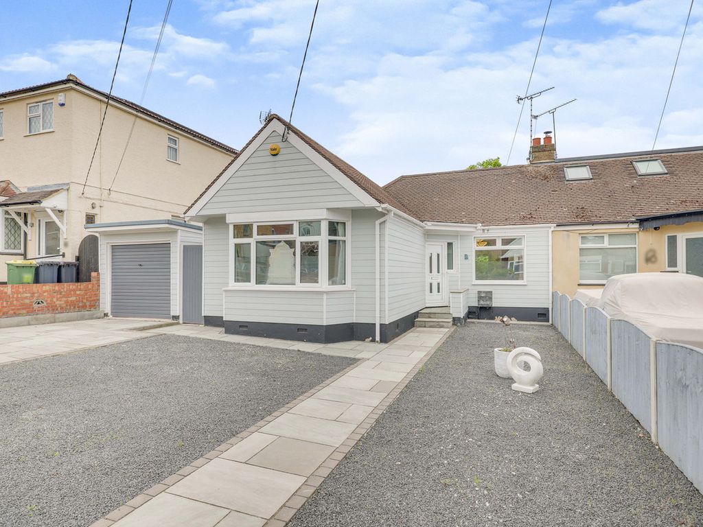 2 bed semidetached bungalow for sale in Rayleigh Avenue, LeighOnSea