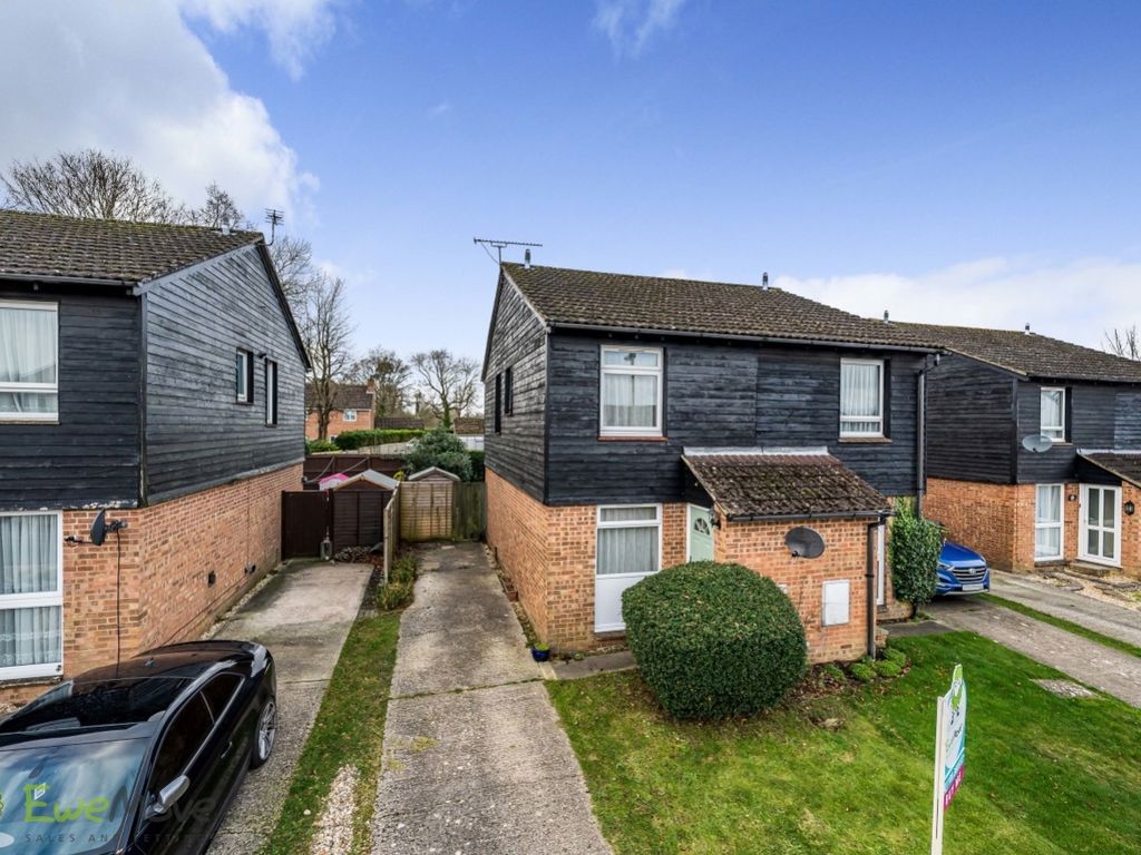 2 bed semidetached house for sale in Weyhill Close, Tadley, Hampshire