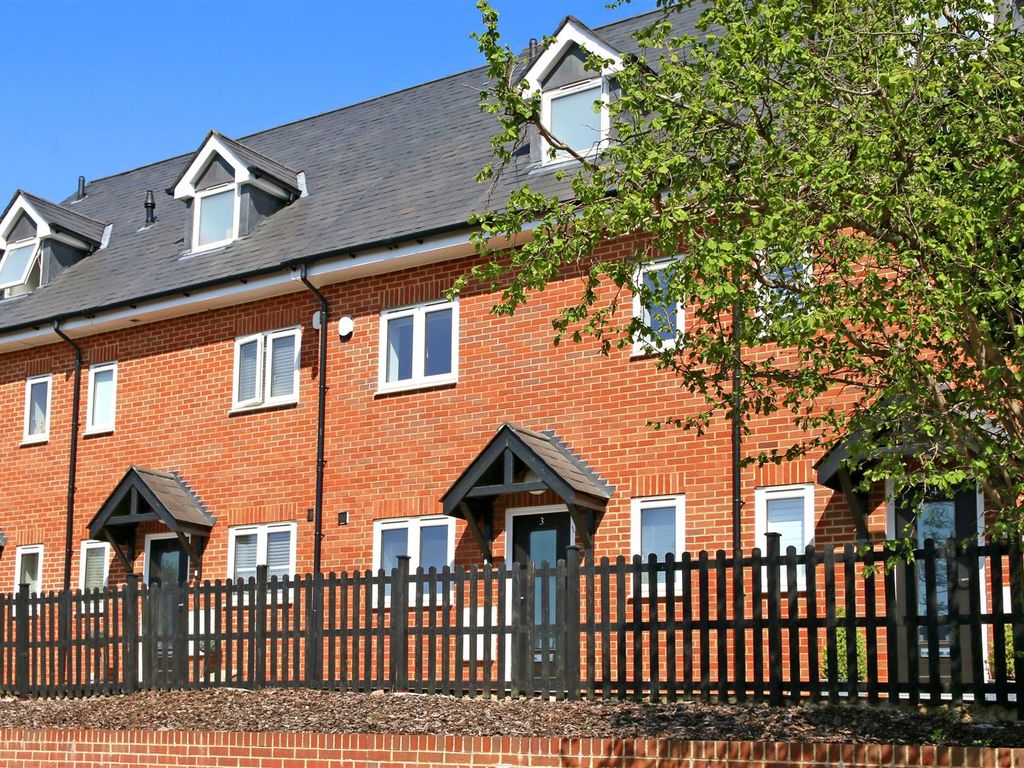 3 bed terraced house to rent in Thorndale Terrace, Watling Street