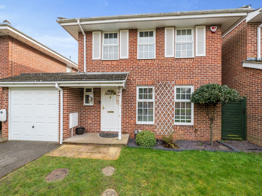 4 bed detached house for sale in Clarendon Close, Winnersh, Wokingham