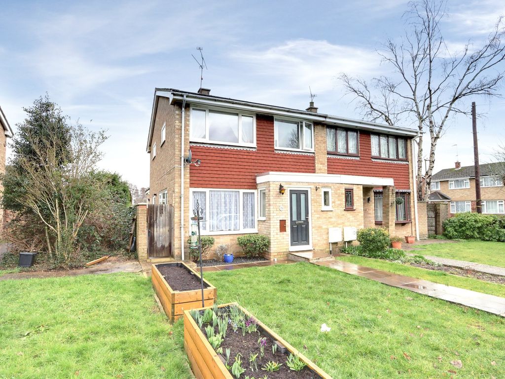 3 bed semidetached house for sale in Loddon Road, Farnborough